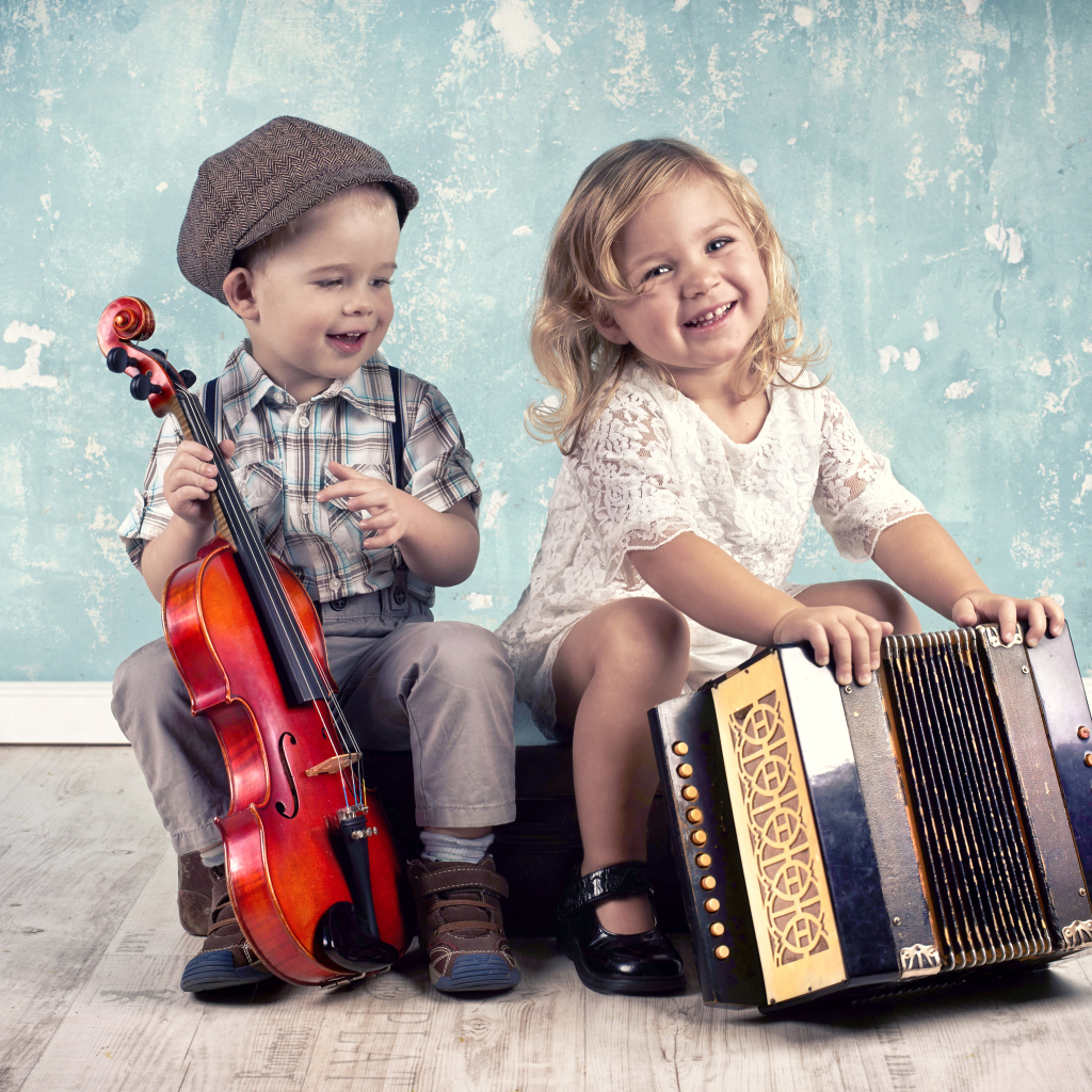 Маленький мальчик со скрипкой и девочка с гармошкой