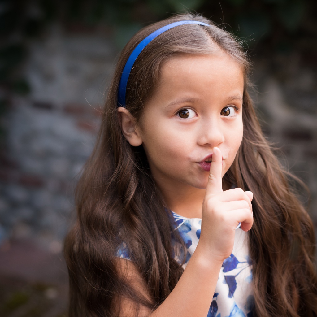 Маленькая кареглазая девочка с длинными волосами