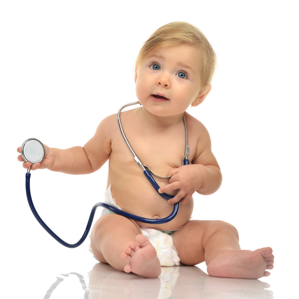 Маленький ребенок со стетоскопом на белом фоне