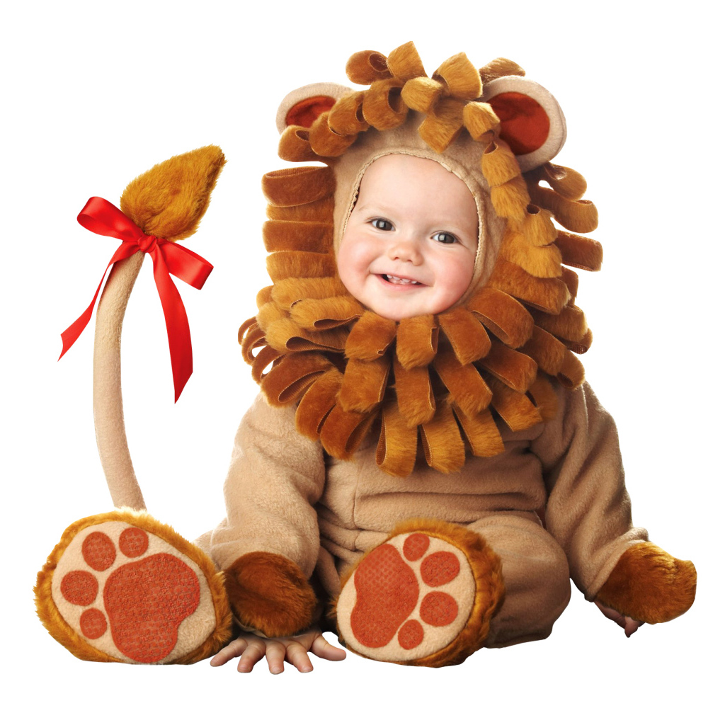 Маленький милый ребенок в костюме львенка на белом фоне