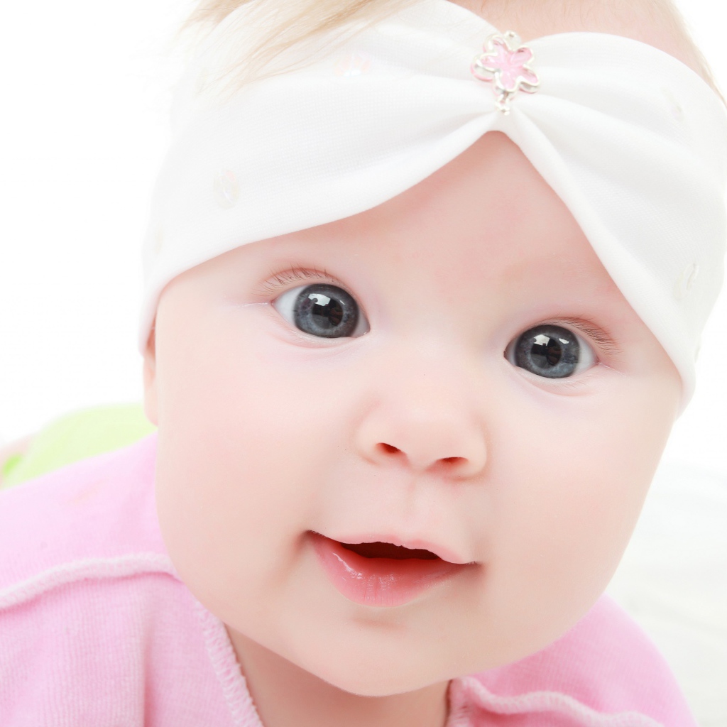 Маленькая милая девочка с большими голубыми глазами