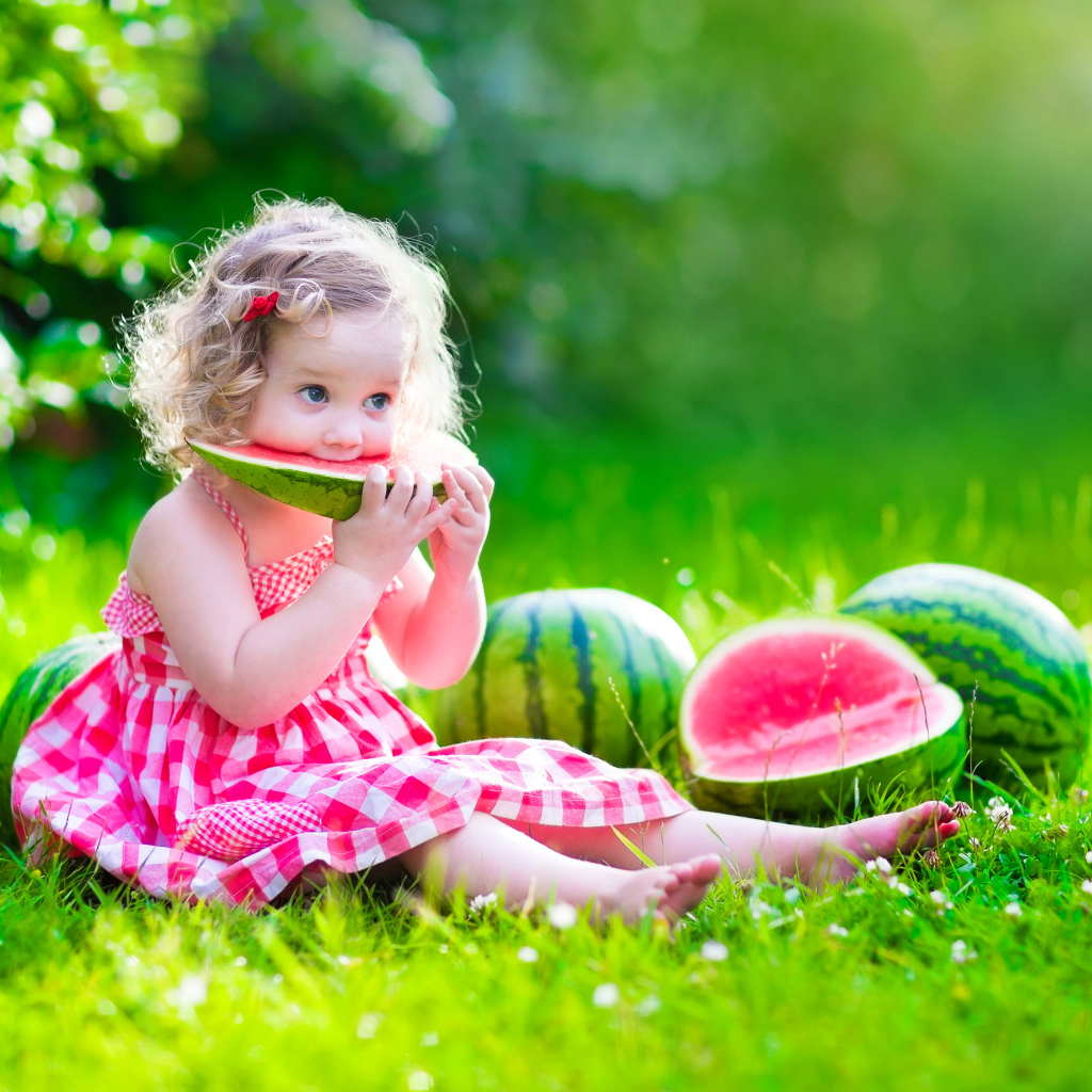 Маленькая девочка ест сладкий арбуз 
