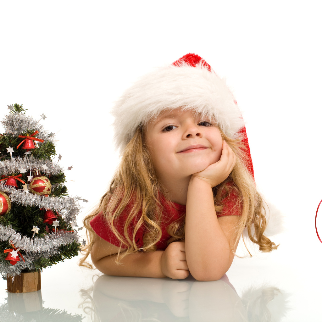 Маленькая девочка в новогоднем костюме на белом фоне