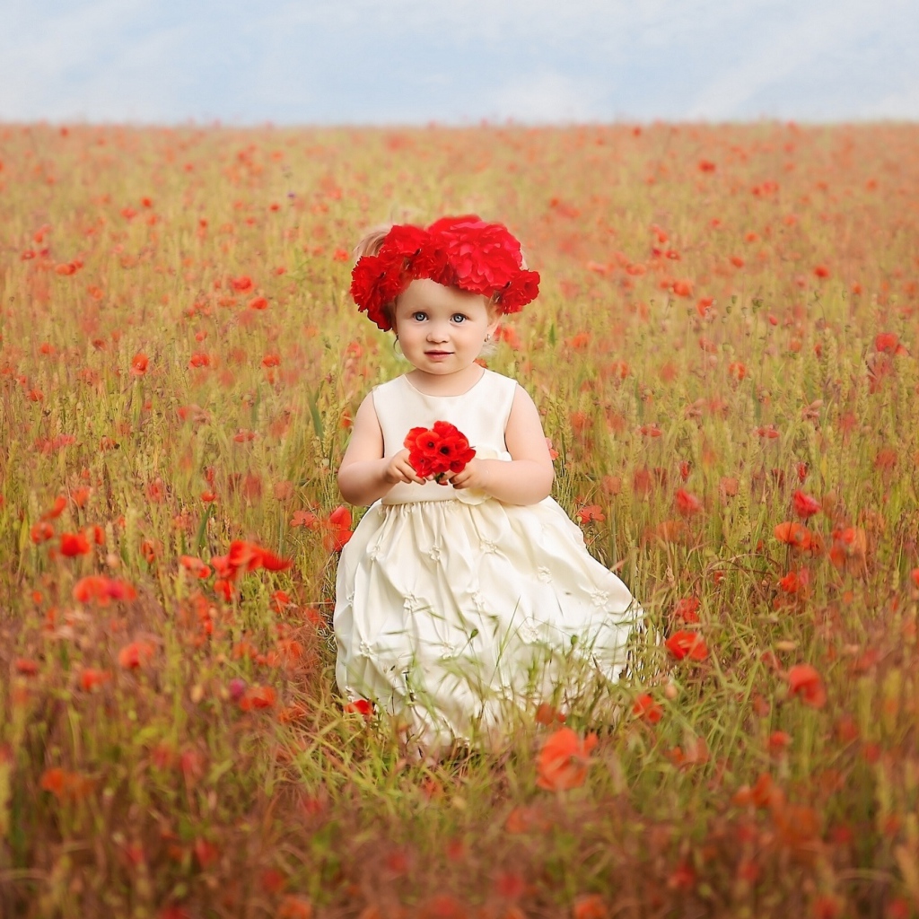 Маленькая девочка в поле красных маков 