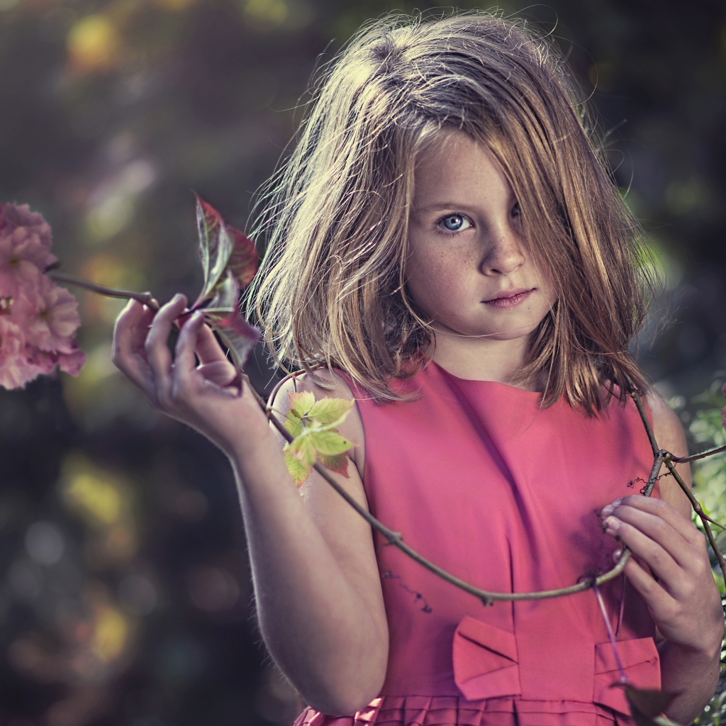 Маленькая девочка в розовом платье