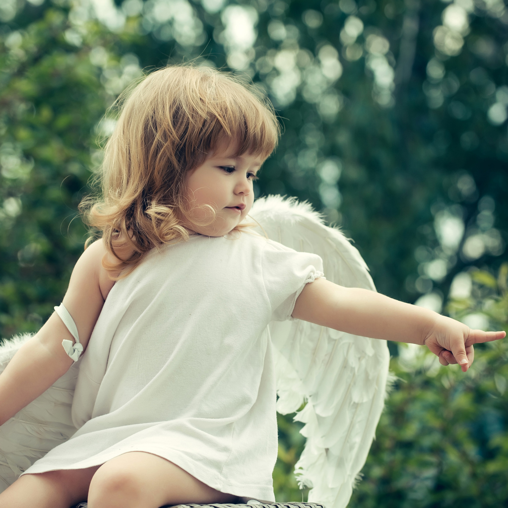 Маленькая девочка в костюме ангела