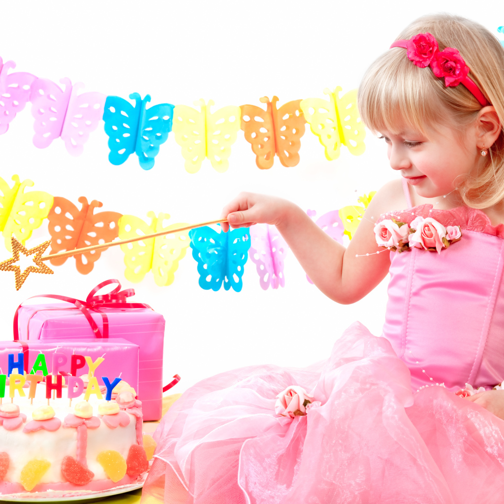 Маленькая девочка в розовом платье с тортом и подарками на День рождения