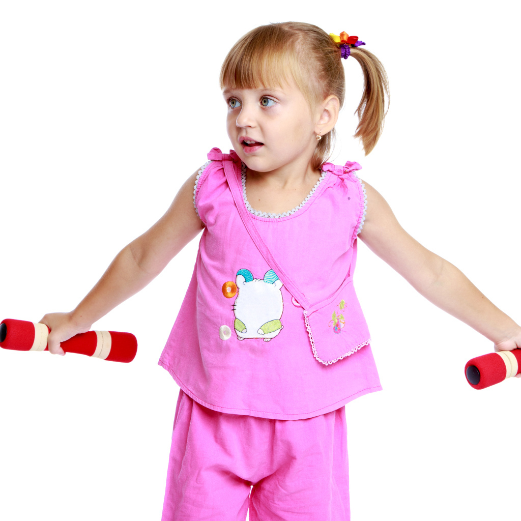 Маленькая девочка в розовом костюме с гантелями в руках