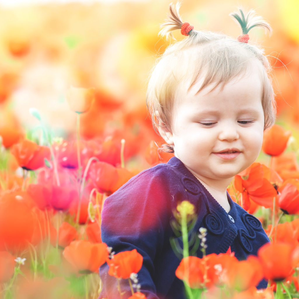Маленькая девочка в красных цветах мака 