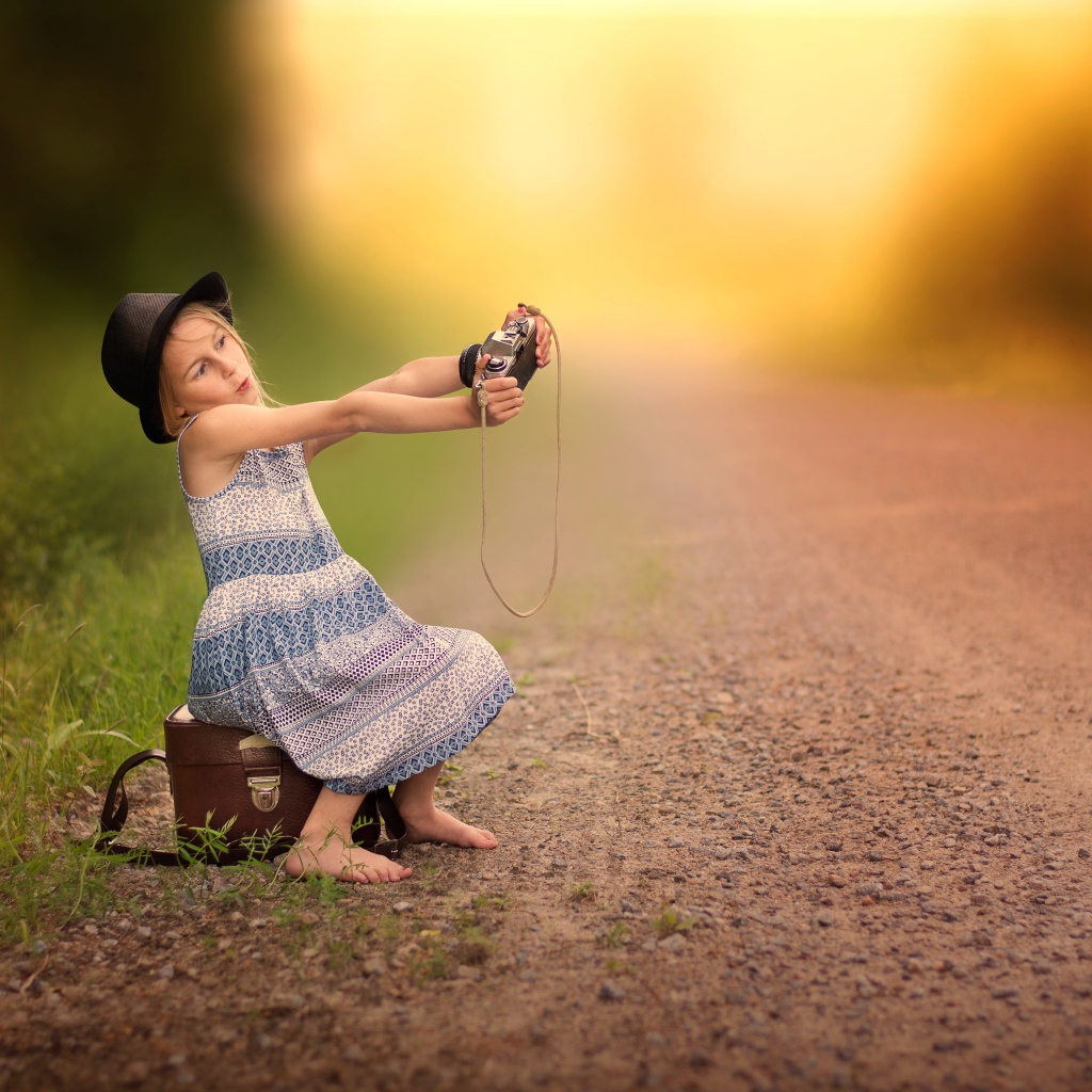Маленькая девочка делает селфи на фотоаппарат