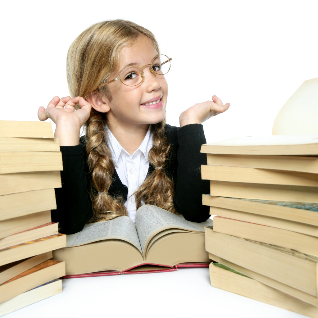 Маленькая девочка школьница в очках с книгами