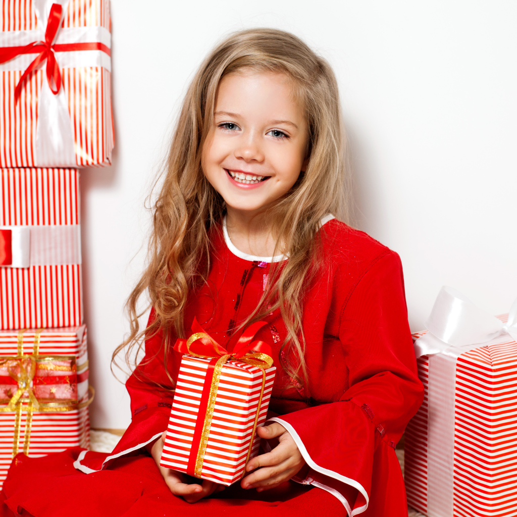 Маленькая девочка с новогодними подарками