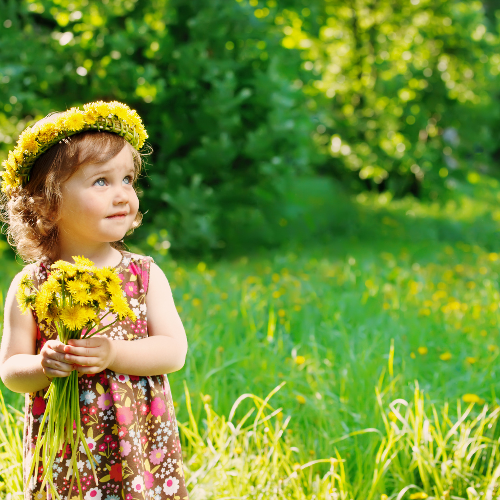 Маленькая девочка с букетом одуванчиков 