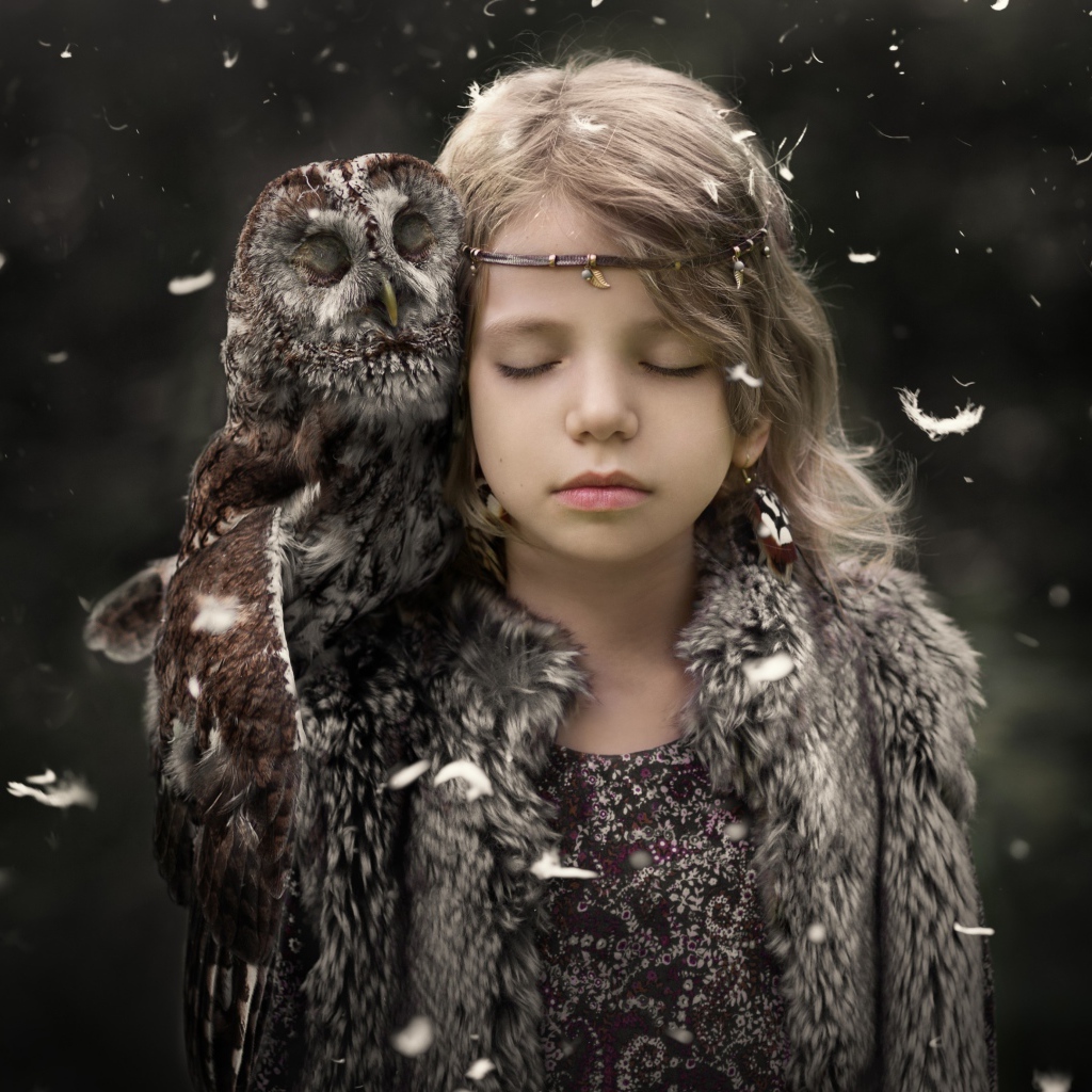 Маленькая девочка с закрытыми глазами с совой на плече