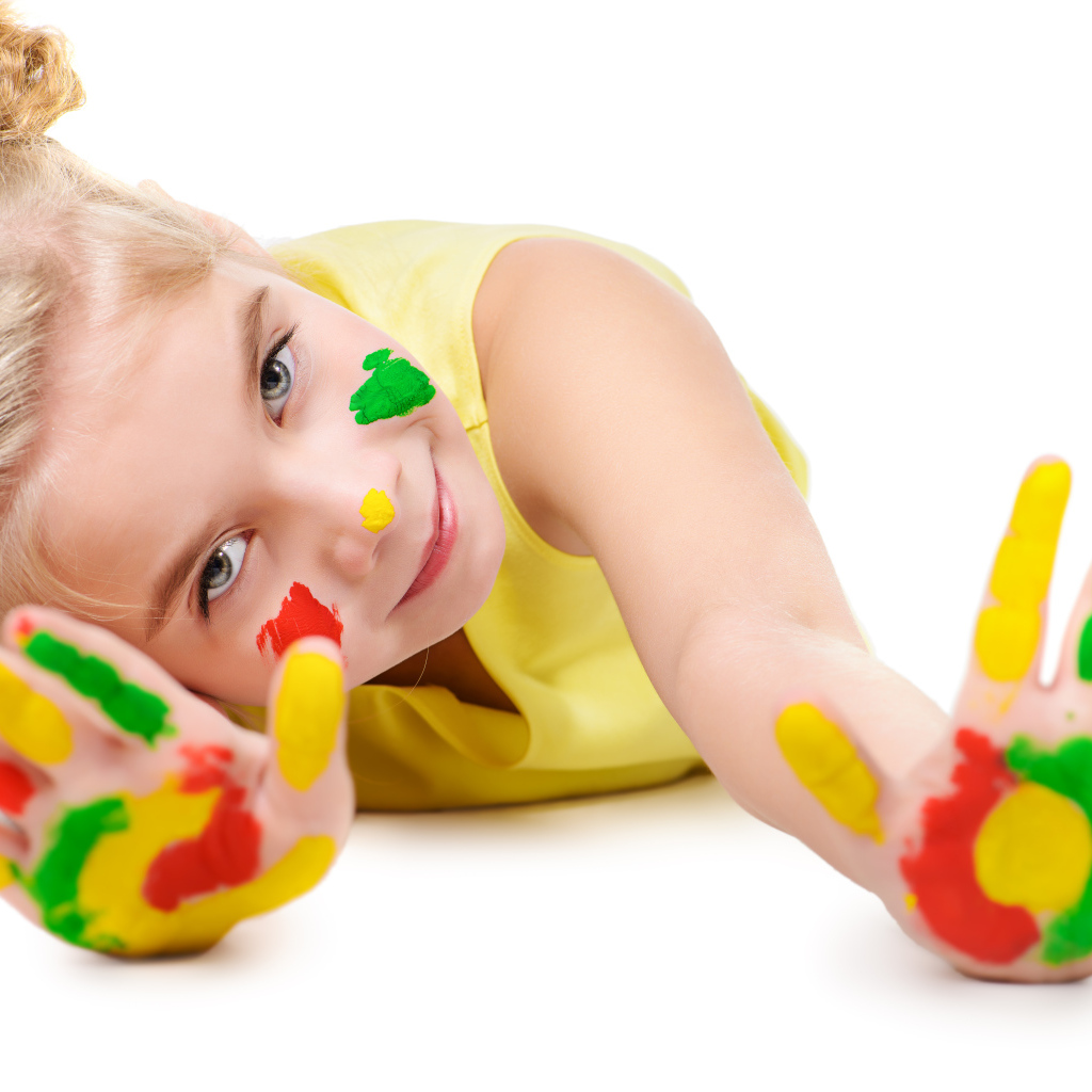 Маленькая девочка с руками в краске на белом фоне