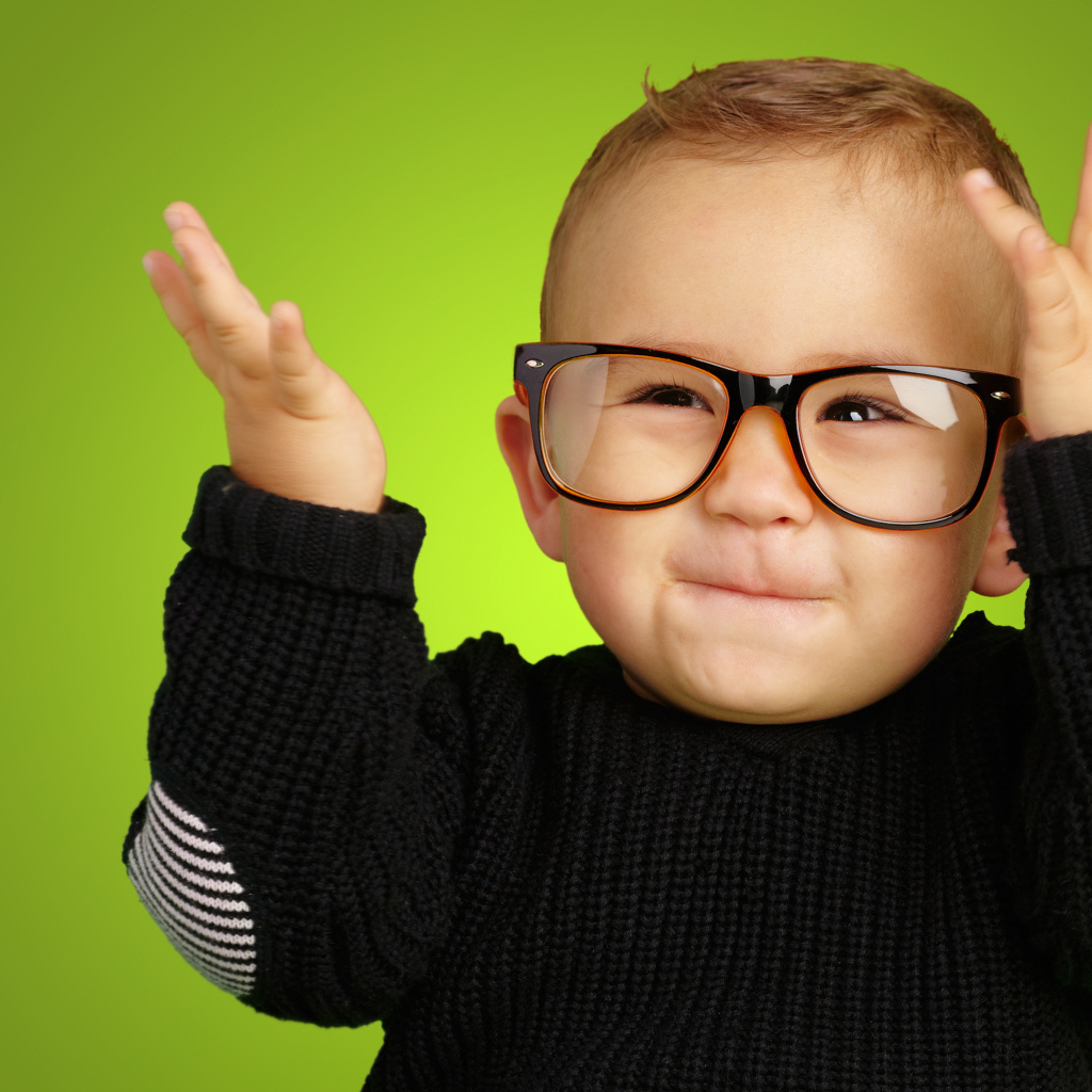 Маленький улыбающийся мальчик в очках