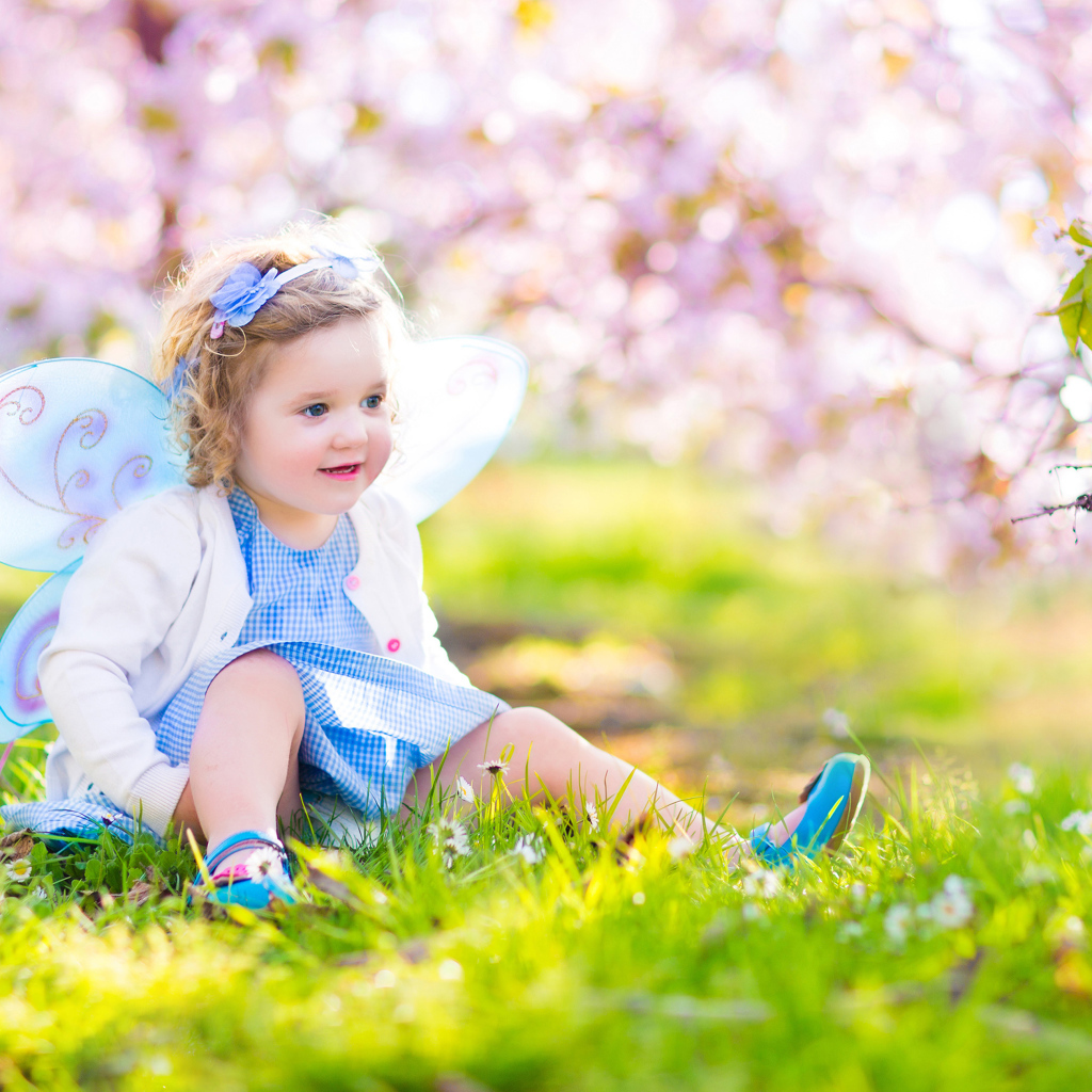 Маленькая улыбающаяся девочка в костюме феи 