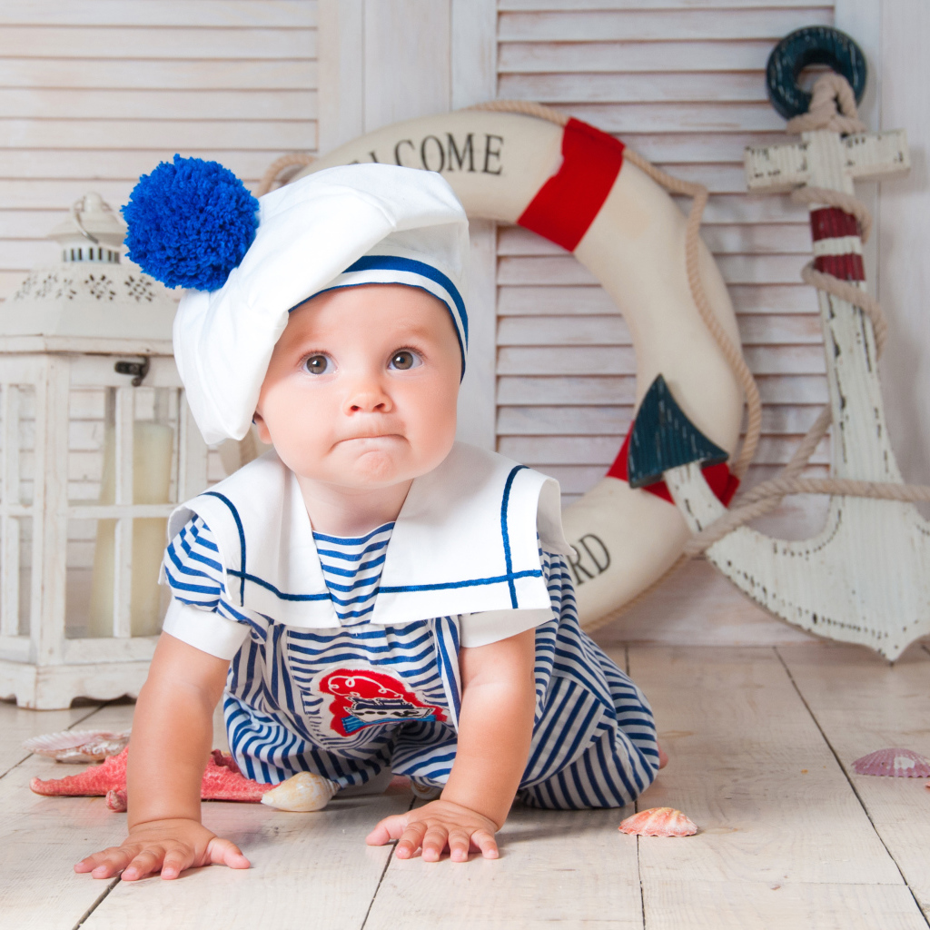 Милый младенец в униформе стилизованной под морячка
