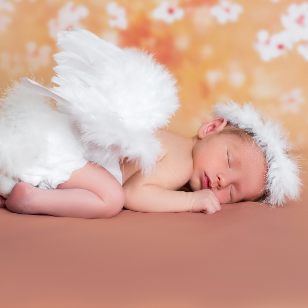 Милый спящий младенец в костюме ангела