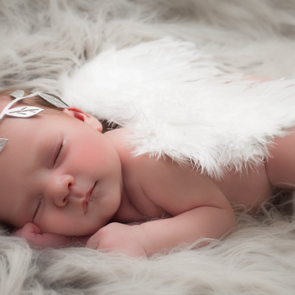Спящий младенец с крыльями ангела