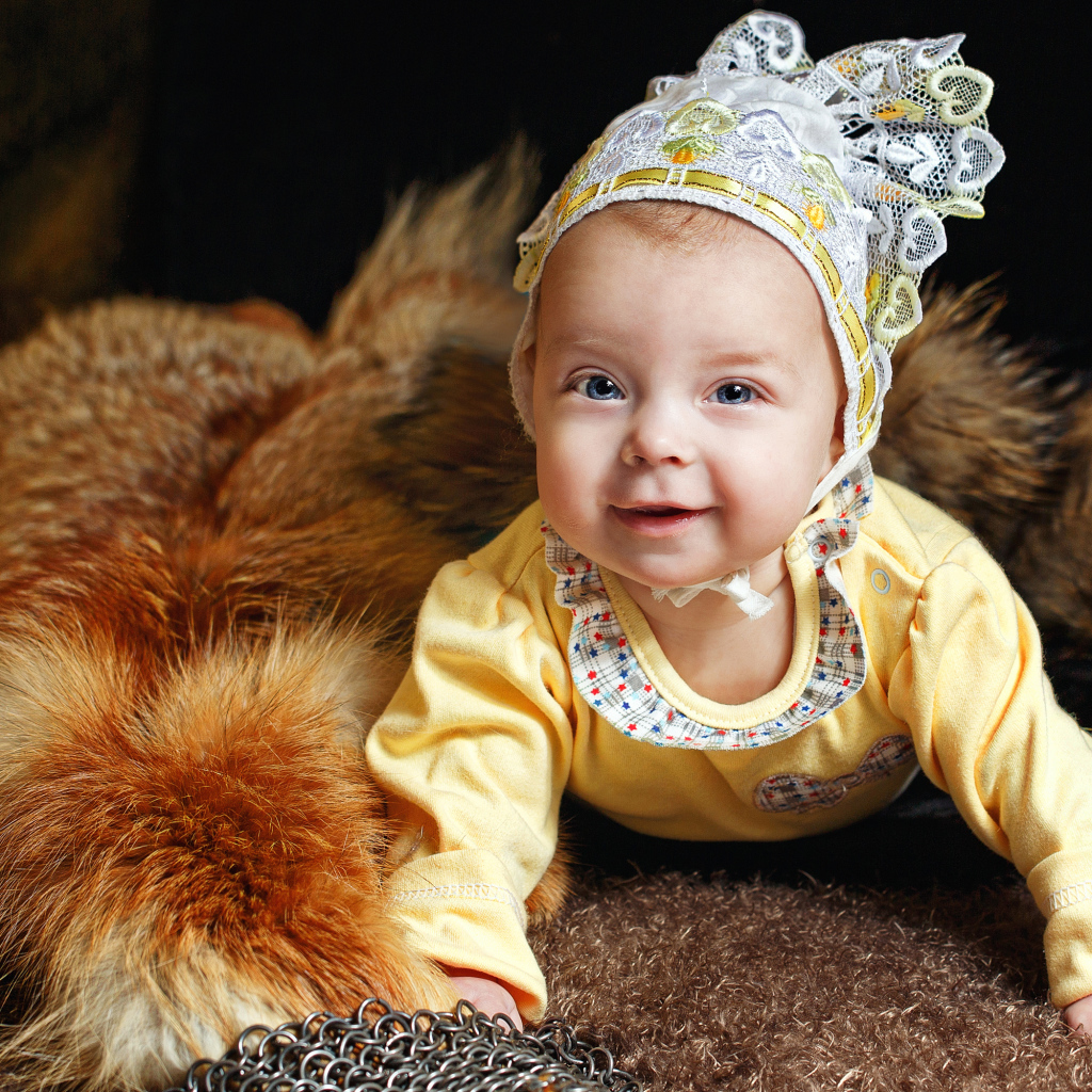 Улыбающаяся голубоглазая девочка в шапке