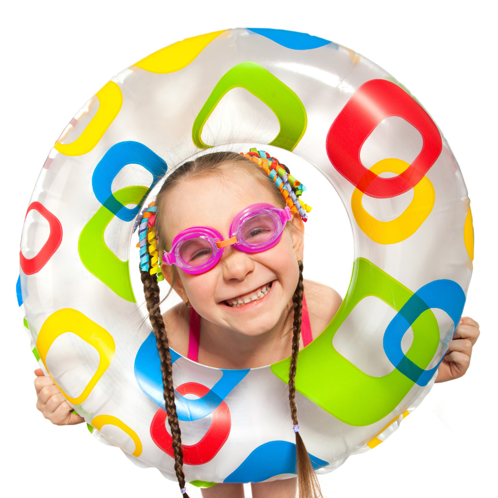 Улыбающаяся девочка с надувным кругом на белом фоне