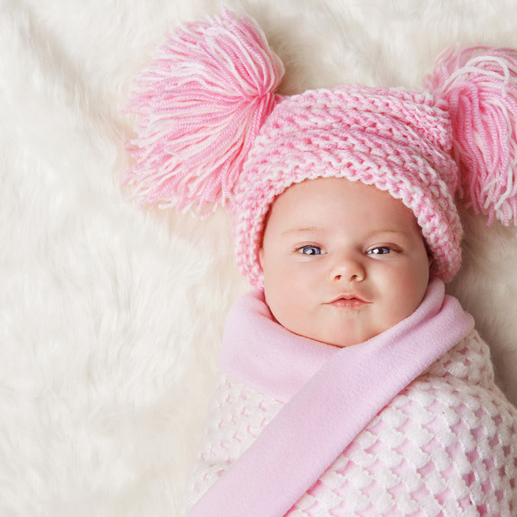 Милая малышка в красивой розовой шапке 
