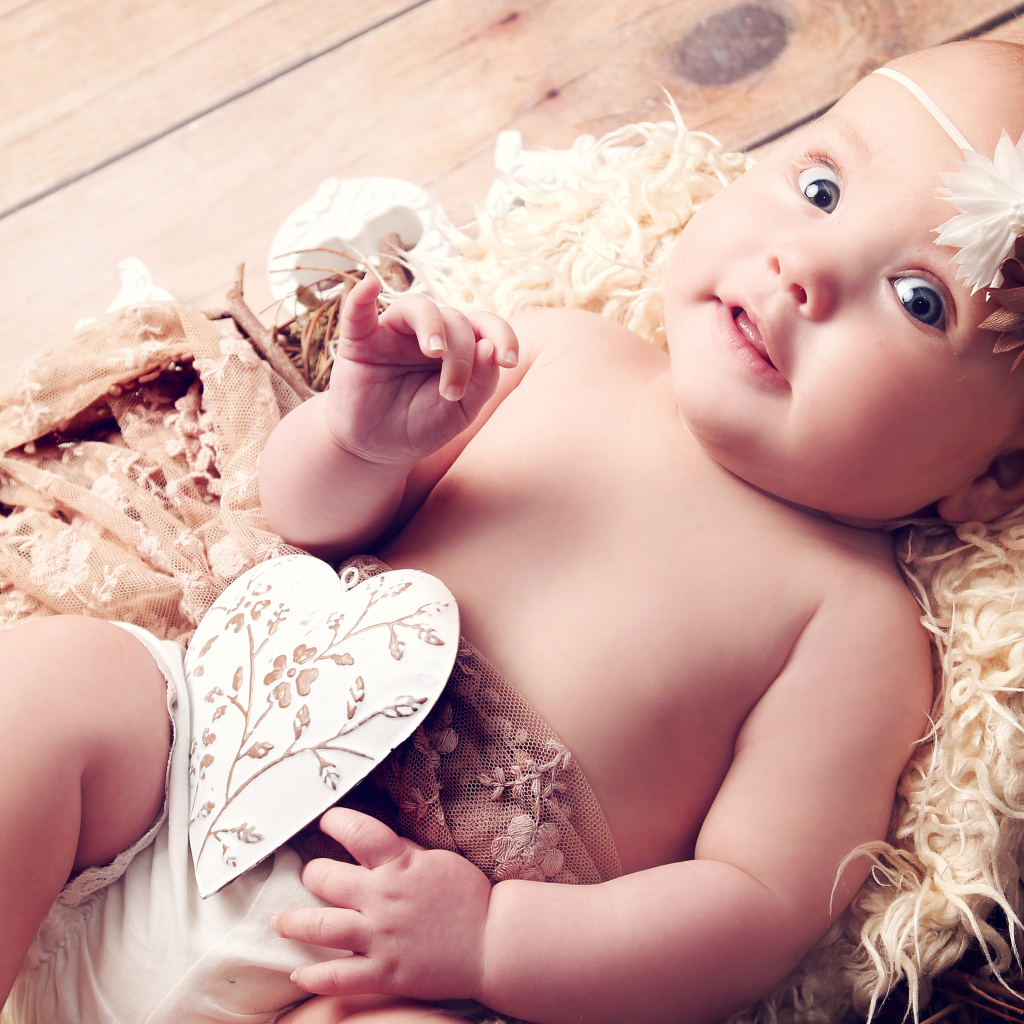 Грудной ребенок с бумажным сердцем