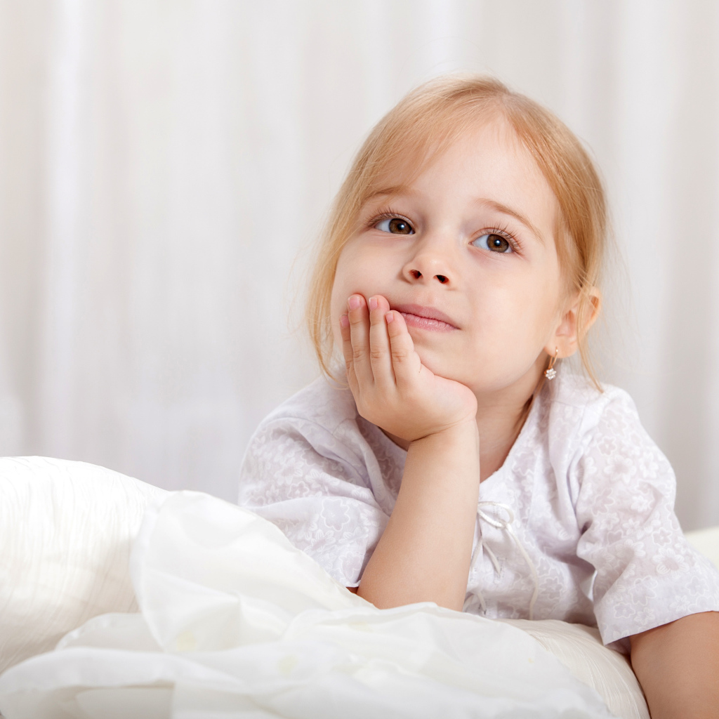 Задумчивый взгляд маленькой кареглазой девочки