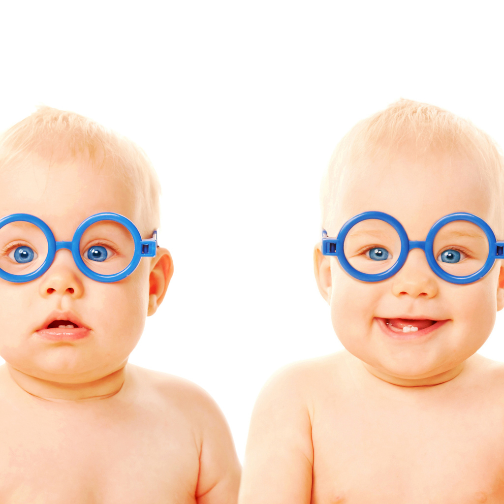 Два забавных младенца с синих очках на белом фоне