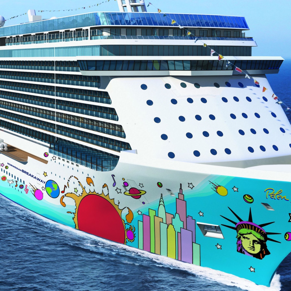 Большое круизное судно Norwegian Breakaway  в воде