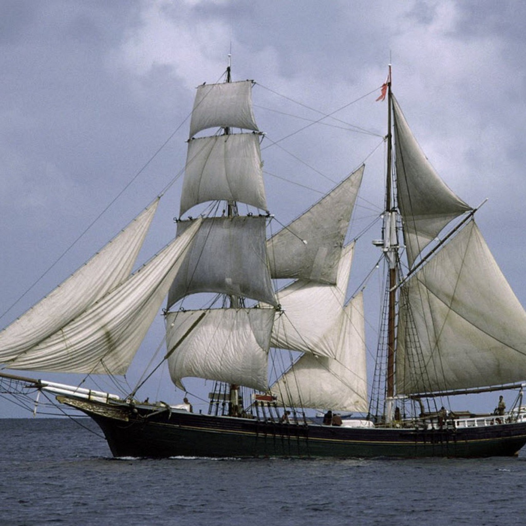 Корабль с белыми парусами в море 