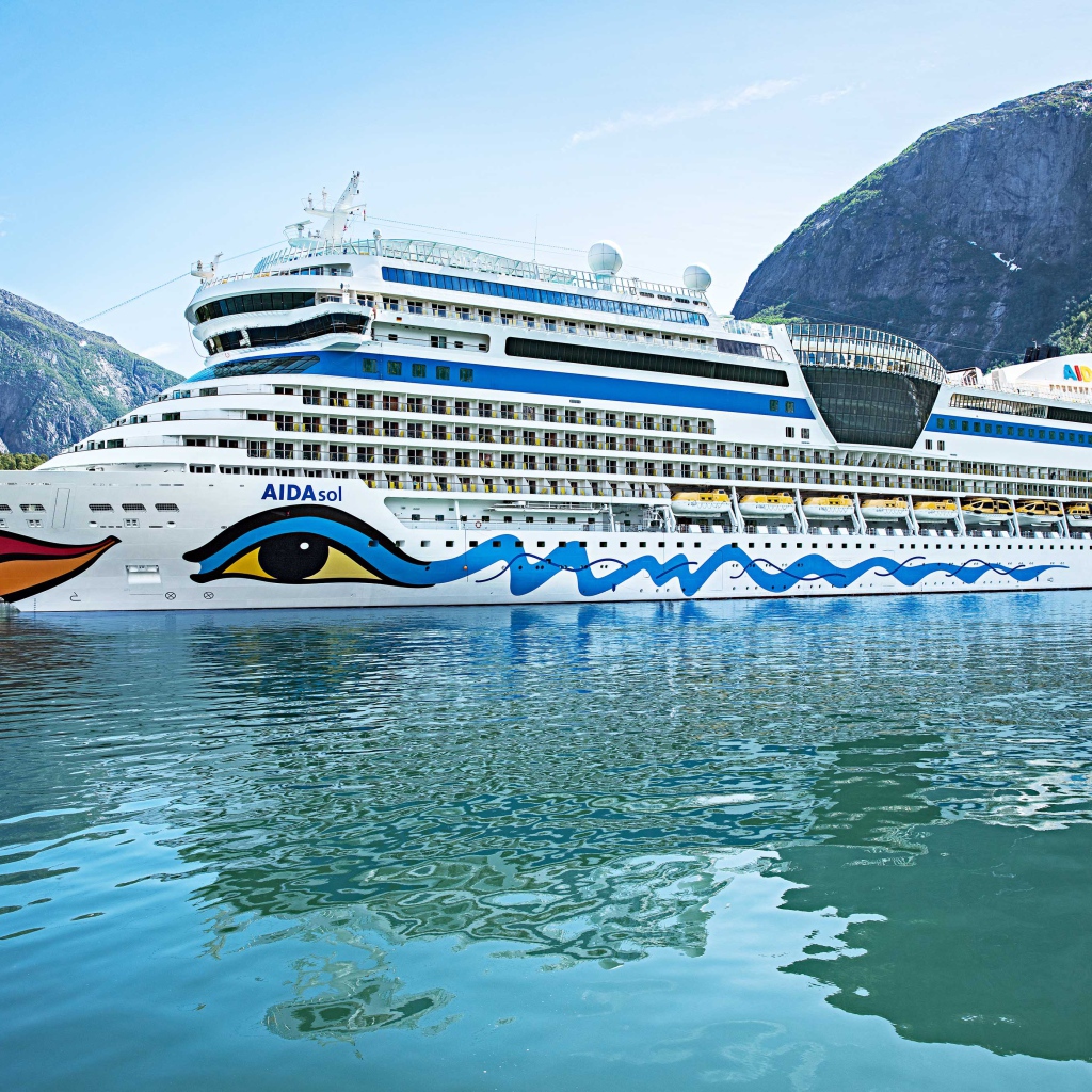 Круизное судно AIDAsol в воде