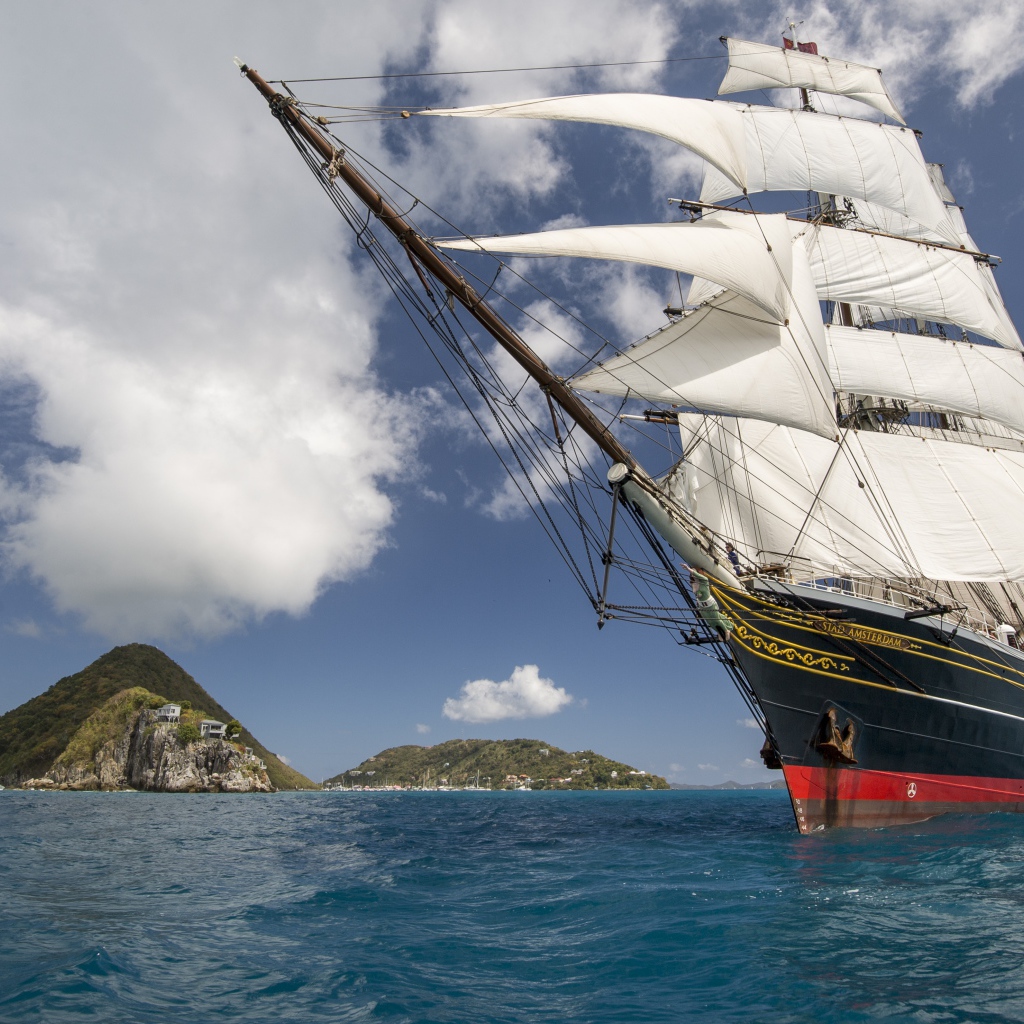 Большая парусная лодка Stad Amsterdam на фоне неба  