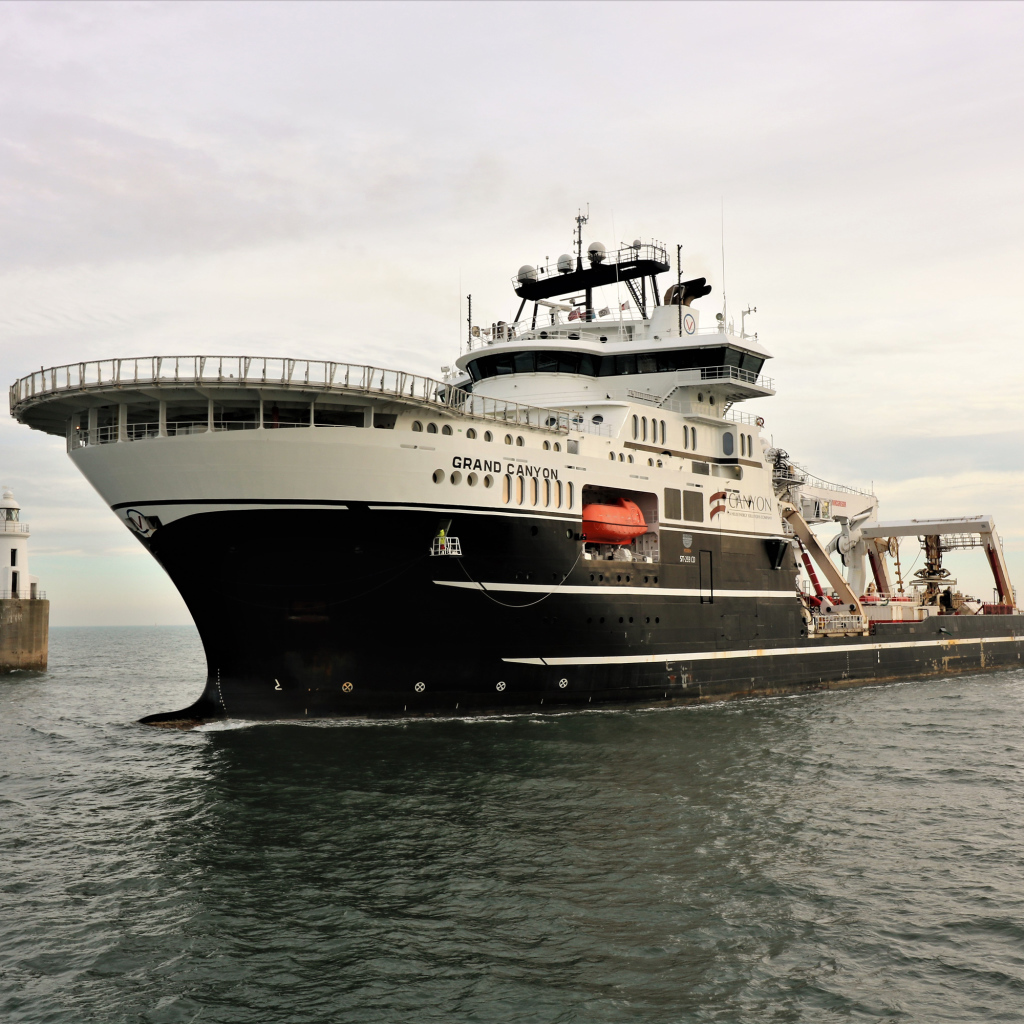 Большой корабль GRAND CANYON на воде