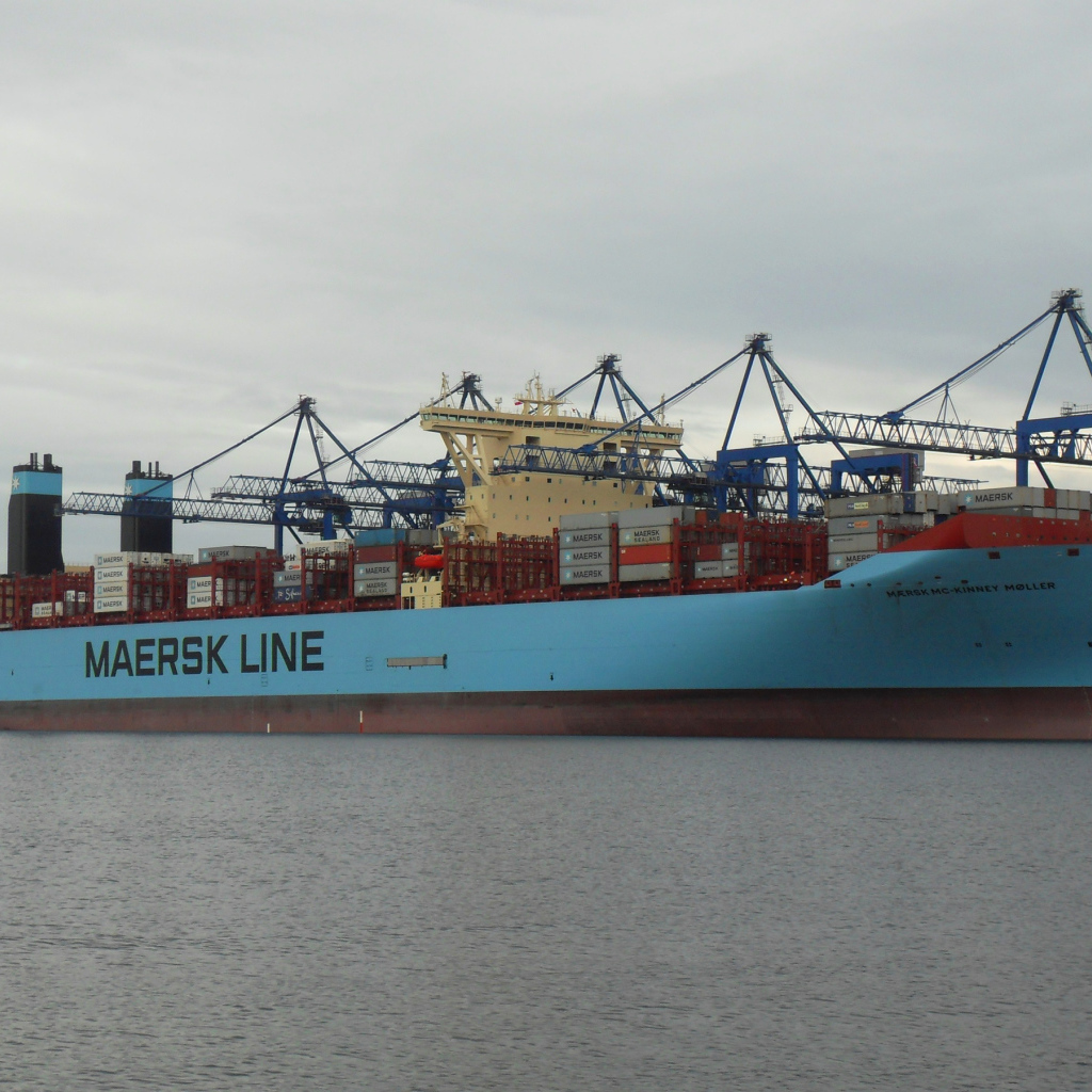 Большое грузовое судно Maersk Mc-Kinney Moller с контейнерами