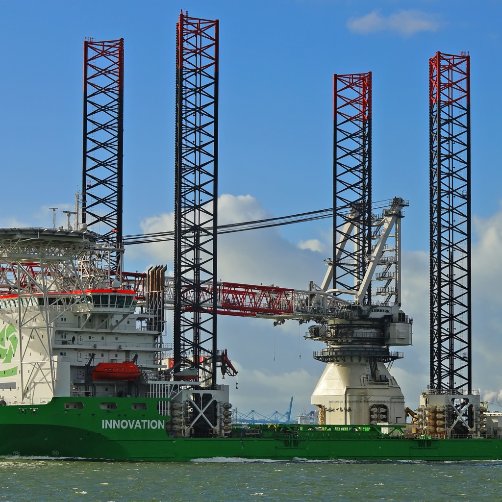 Большой плавучий кран на воде 