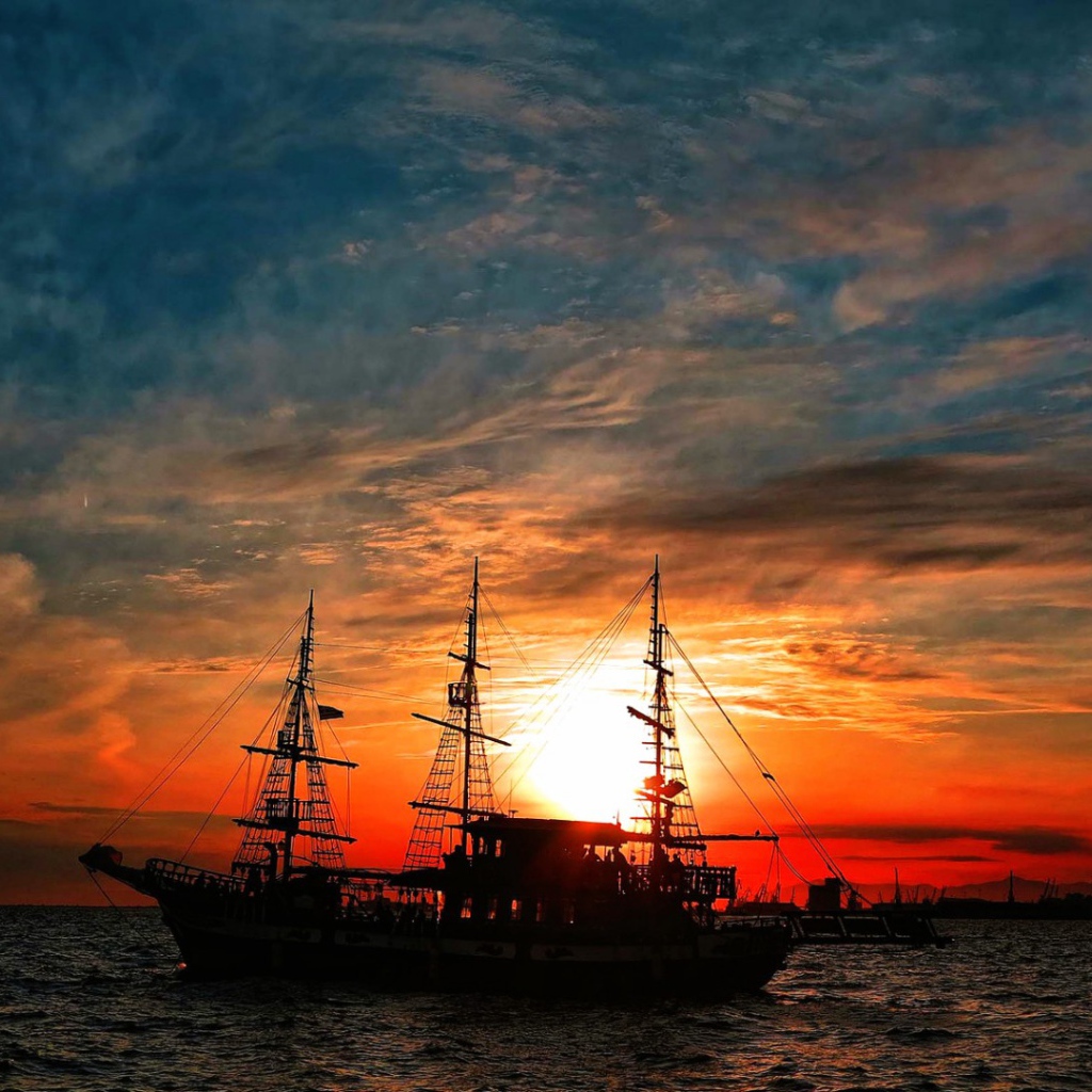 Корабль в лучах закатного солнца 