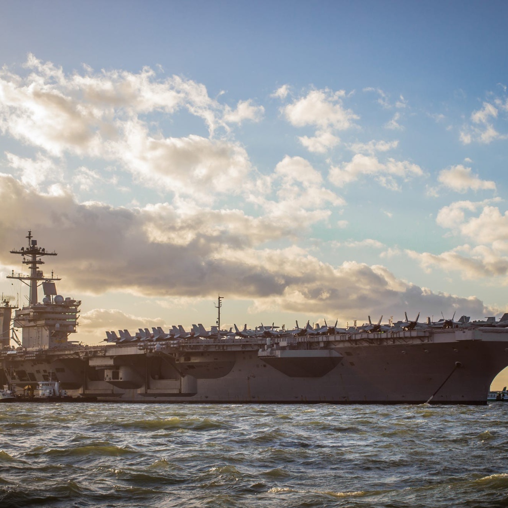 Авианосец USS George H.W. Bush (CVN-77) в океане 