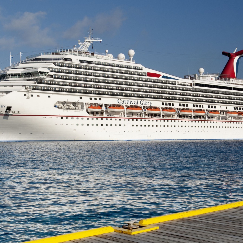 Белое круизное судно Carnival Glory