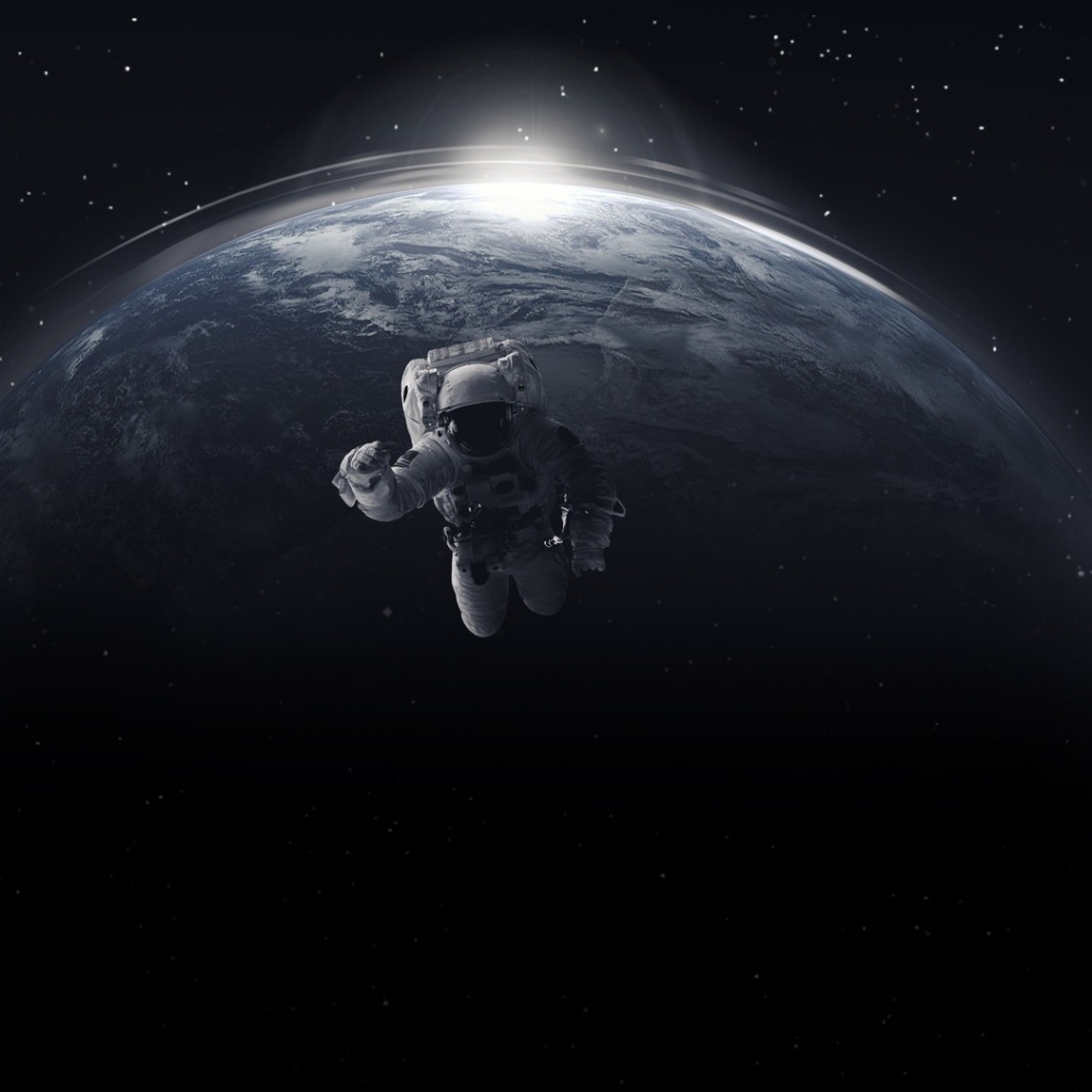 Астронавт в открытом космосе на фоне планеты земля 