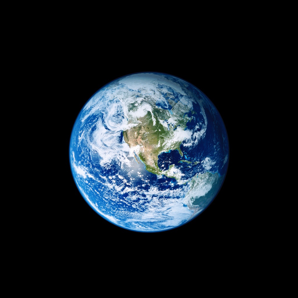 Голубая планета Земля на черном фоне
