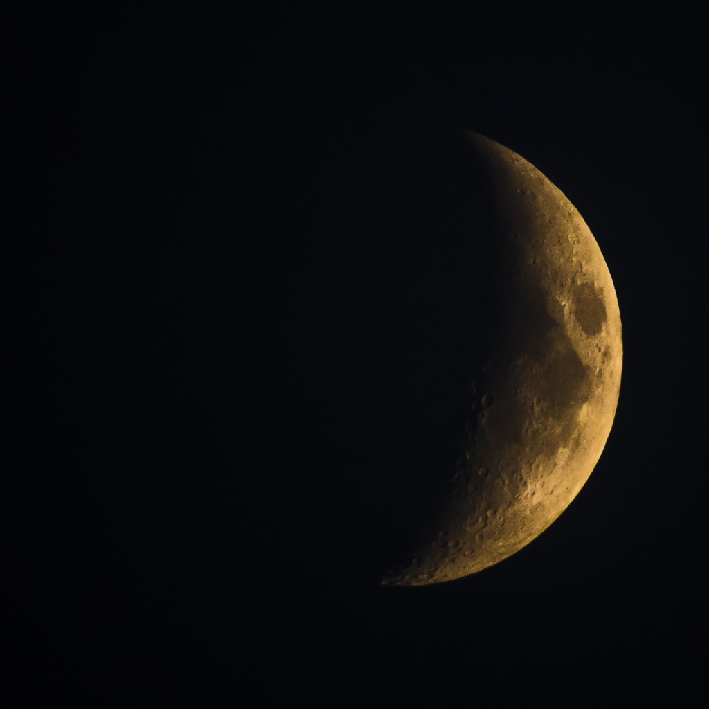 Затмение большой желтой луны 