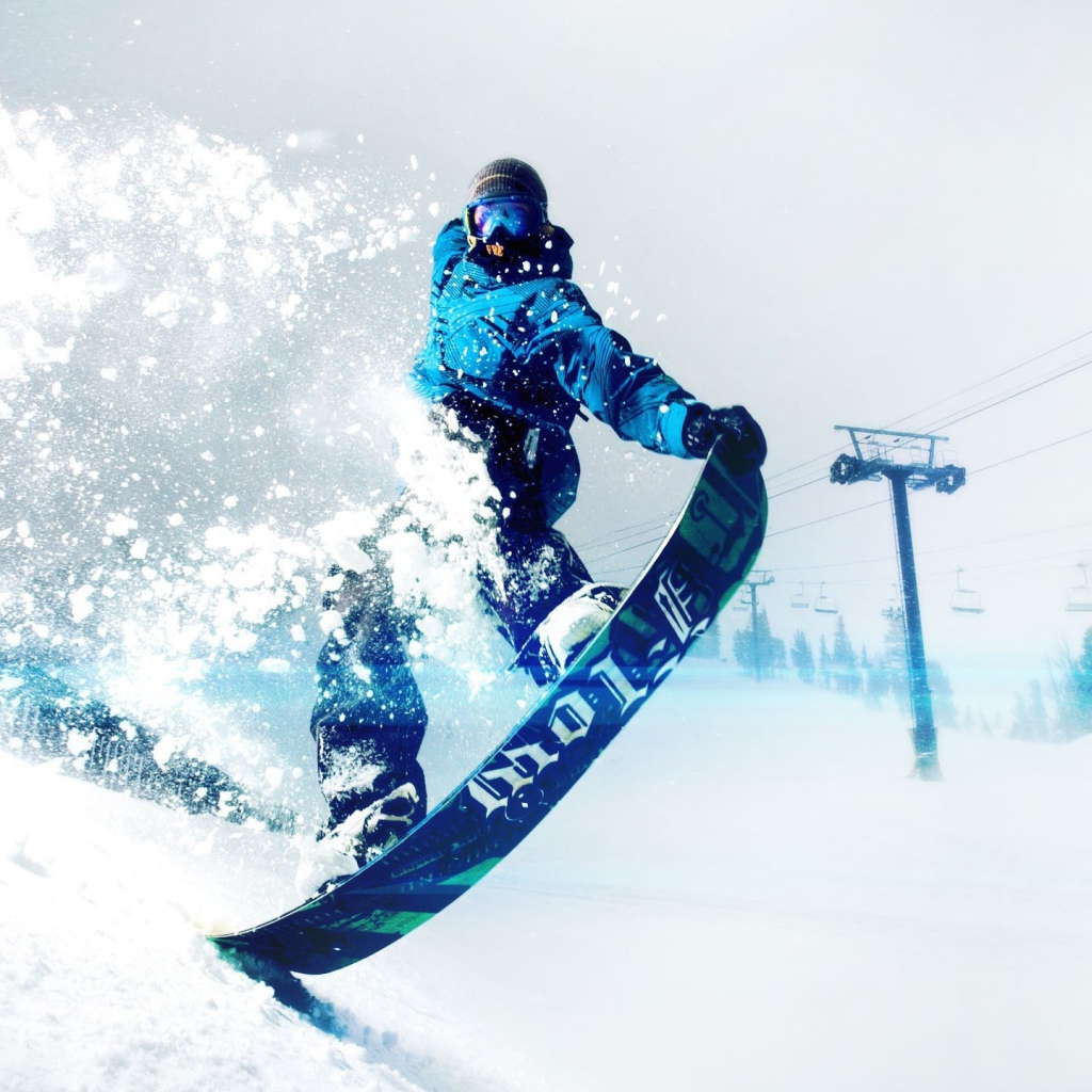 Спортсмен сноубордист на заснеженном склоне горы 