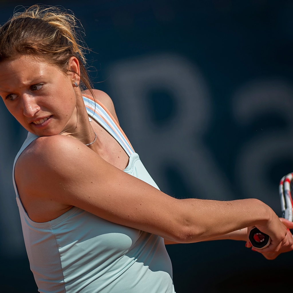 Чешская теннисистка Клара Копривова на корте 