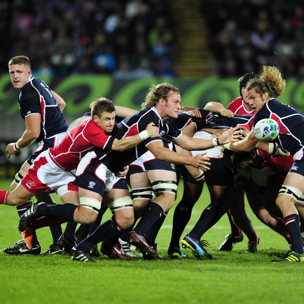 Борьба команд по регби на поле 