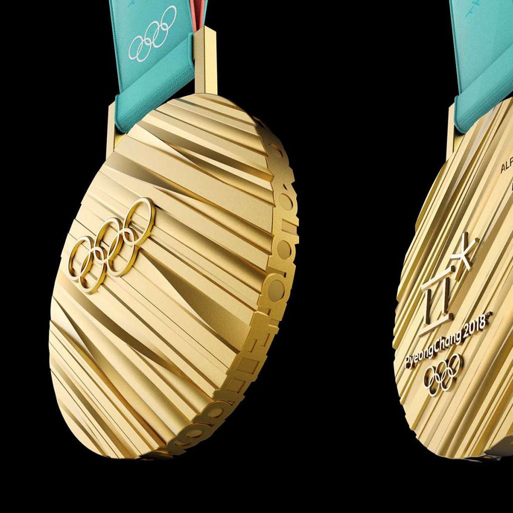 Золотая медаль зимних Олимпийских игр 2018 на черном фоне