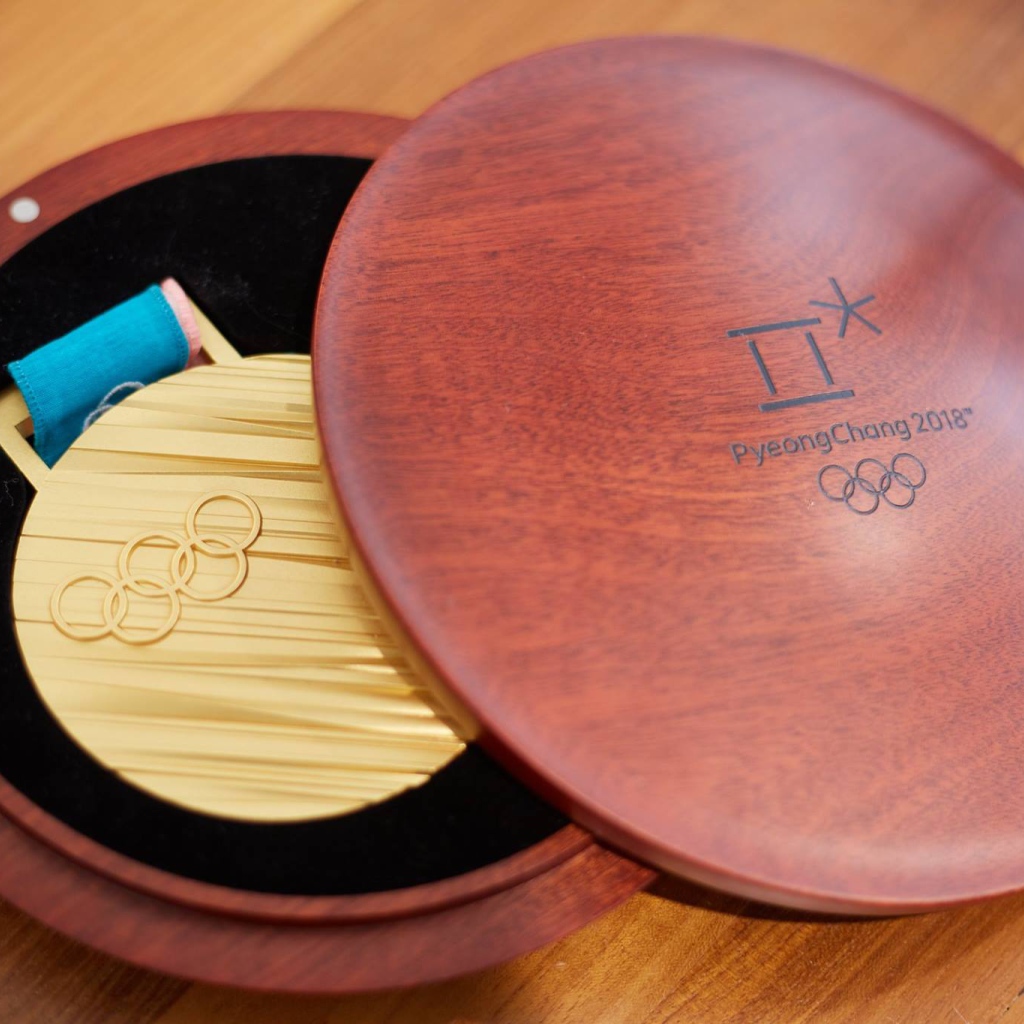 Медаль зимних олимпийский игр 2018 в деревянном футляре