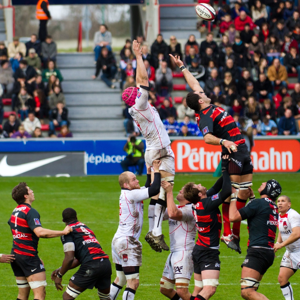 Игра команд по регби на стадионе 