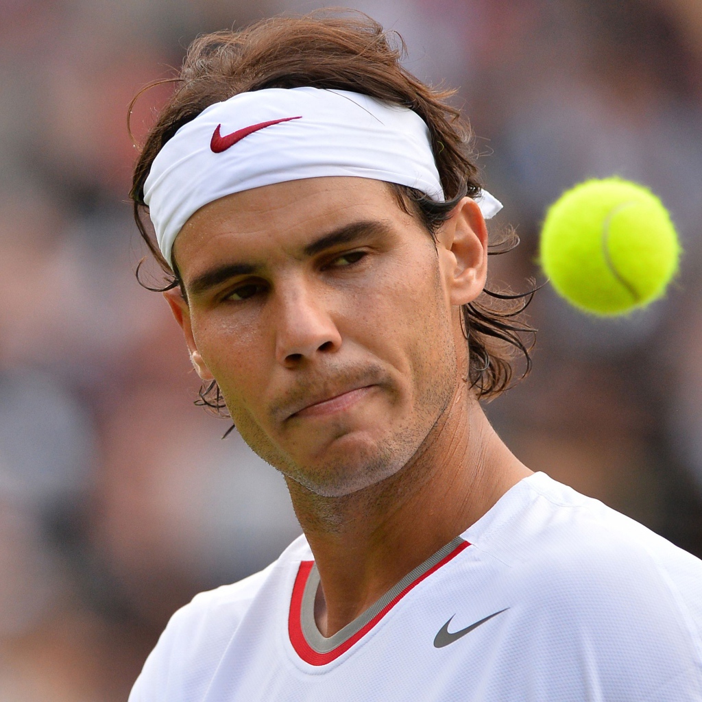 Испанский теннисист Рафаэль Надаль на корте 